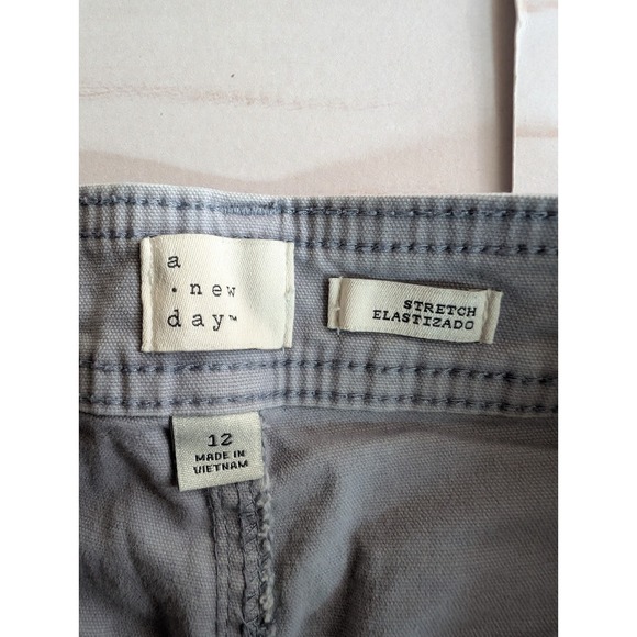 A New Day Size 12 Womens Gray Medium Wash Cargo Stretch Shorts‎ - Picture 2 of 7